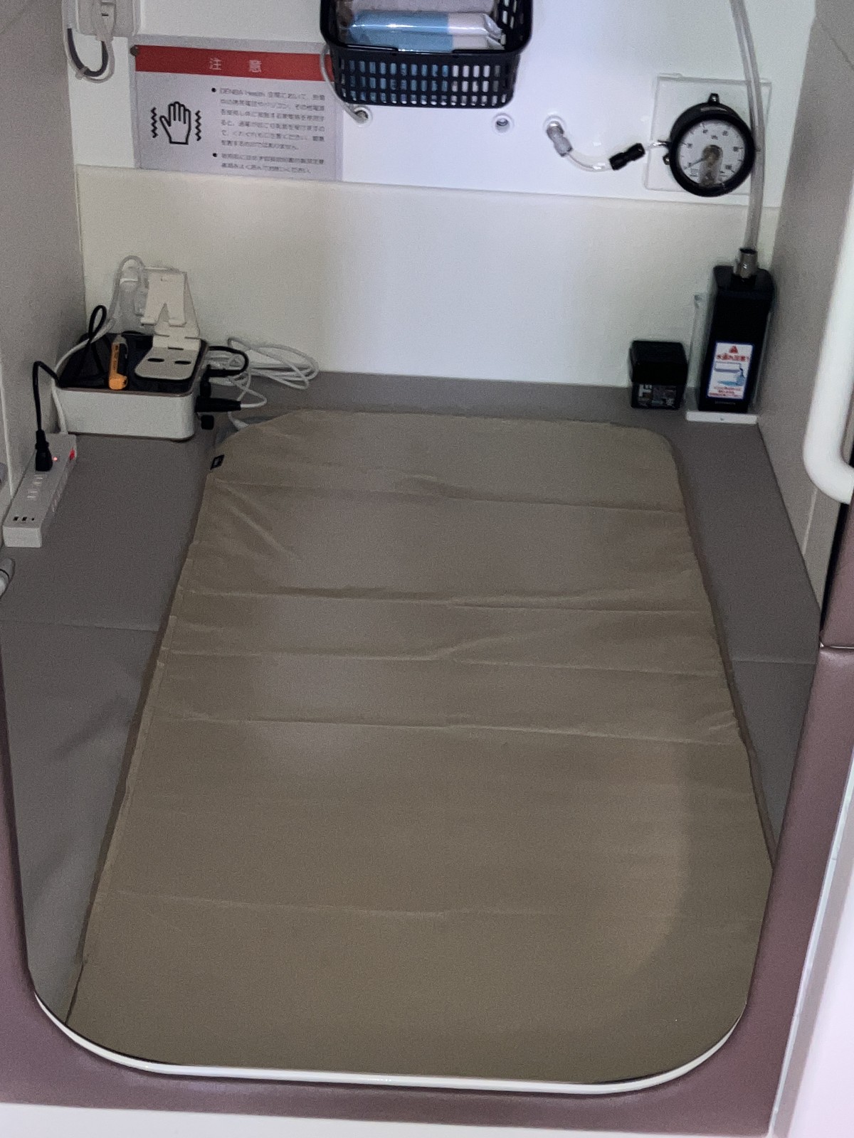 高気圧酸素カプセル内部 DENBA空間電位マット敷設リラクゼーション空間